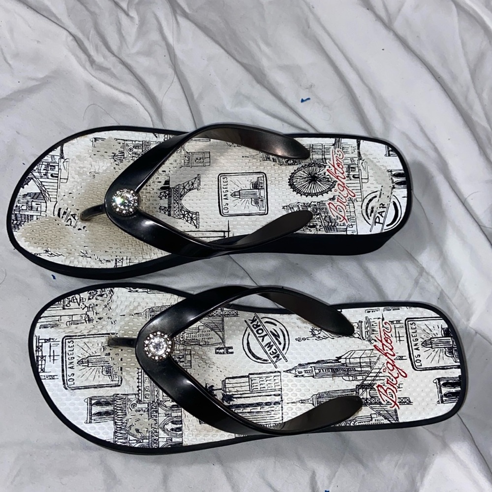 Brighton Voyage Black & White London Paris Wedge Heel Flip Flops Sandals Sz 9